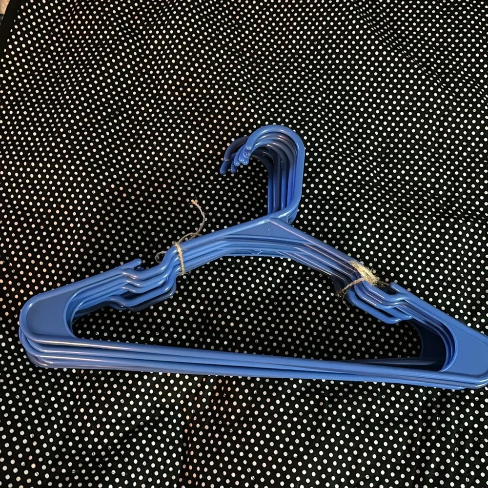 🌼🌿Twenty blue and white plastic coat hangers🌼🌿